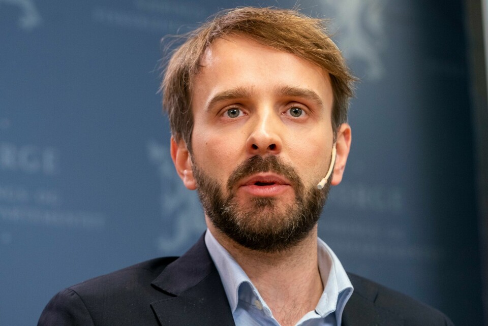 Helseminister Jan Christian Vestre. Oslo 20231204. Næringsminister Jan Christian Vestre får overlevert NOU 2023: 28 Investeringskontroll – En åpen økonomi i en usikker tid. Utvalgsleder Per Sanderud overleverer rapporten.Foto: Terje Pedersen / NTB