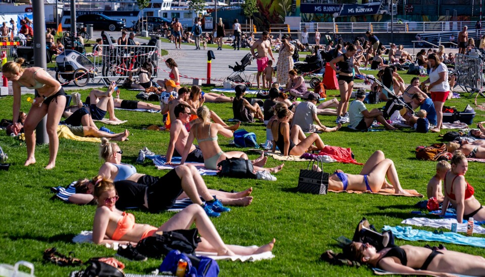 Generalsekretæren i Kreftforeningen har forståelse for at nordmenn vil sole seg når det først er sol, men ber folk være varsomme. Oslo 20220620. Folk koser seg i solen under en nydelig sommervær på Operastranda i Oslo.Foto: Javad Parsa / NTB