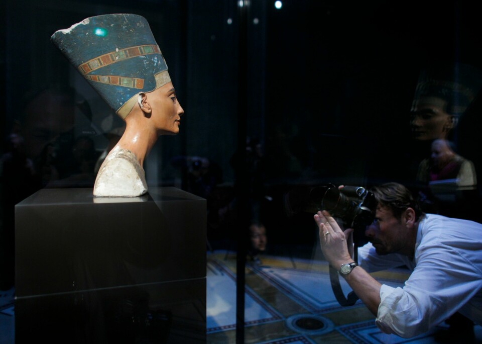 Nefertiti-bysten er blant de mest berømte gjenstandene utstilt på museum i Berlin og trekker et stort publikum årlig. Nefertiti-bysten er blant de mest berømte gjenstandene utstilt på museum i Berlin og trekker et stort publikum årlig. Foto: Markus Schreiber / AP / NTB