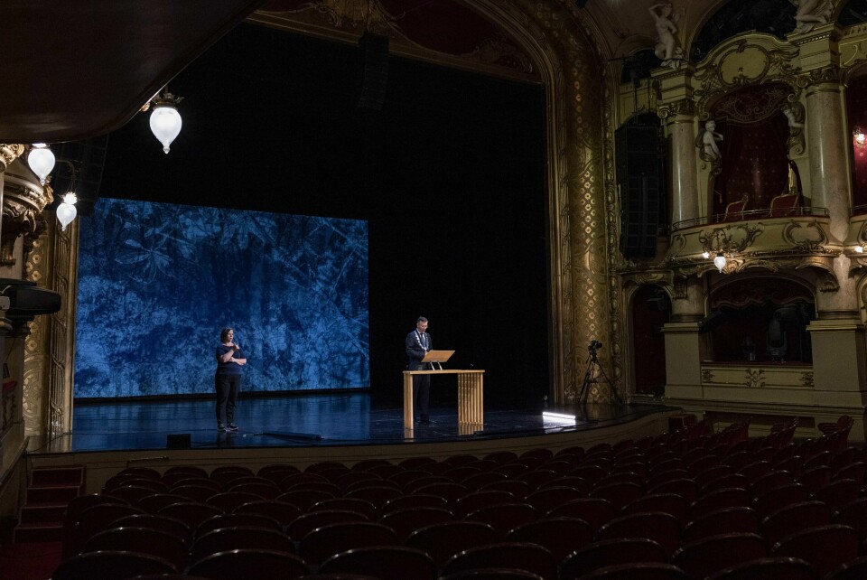 UiT-rektor Dag Rune Olsen leser fra rapporten til Sannhets- og forsoningskommisjonen 1. juni, fra Nationaltheatrets scene. Dag Rune Olsen fotografert for Universitetet i Tromsø. På Nathionaltheateret. Olsen leser fra rapporten til Sannhets- og forsoningskommisjonen 01.06.23.