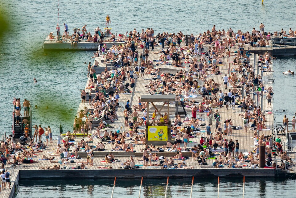 Etter at Oslo fikk flere badesteder i sentrum, har folk valfartet til dem. Her fra Sørenga Sjøbad i 2019. Pandemien er for tiden i en rolig fase, ifølge FHI, som sier sommerens smittebølge har passert toppen. Her fra Sørenga i Oslo tirsdag denne uka. Foto: Trond Reidar Teigen / NTB