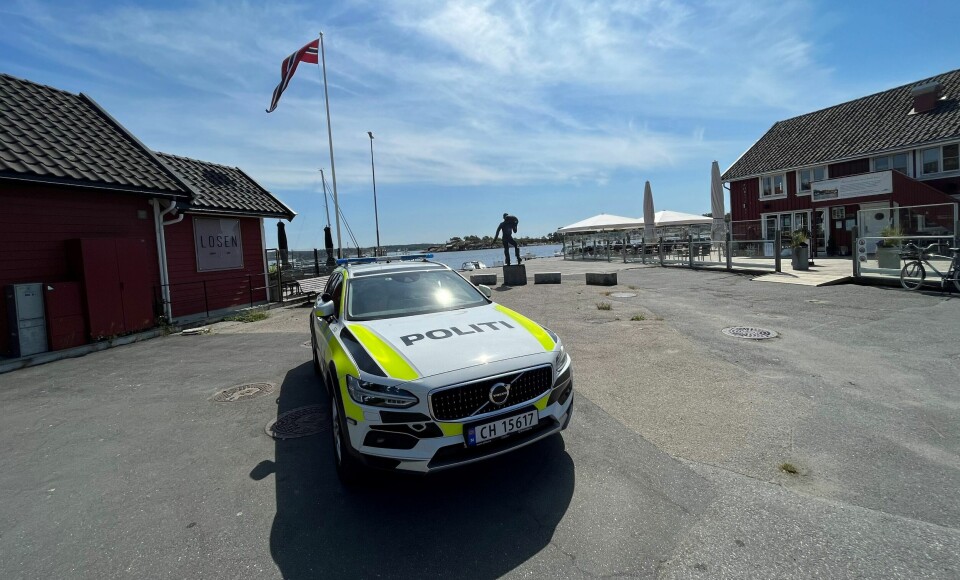 Skjærhalden på Hvaler er langt mer folksomt i ferieukene om sommeren enn i resten av året. Derfor blir sommeren egen politisesong for øykommunen. Skjærhalden på Hvaler er langt mer folksomt i ferieukene om sommeren enn i resten av året. Derfor blir sommeren egen politisesong for øykommunen.