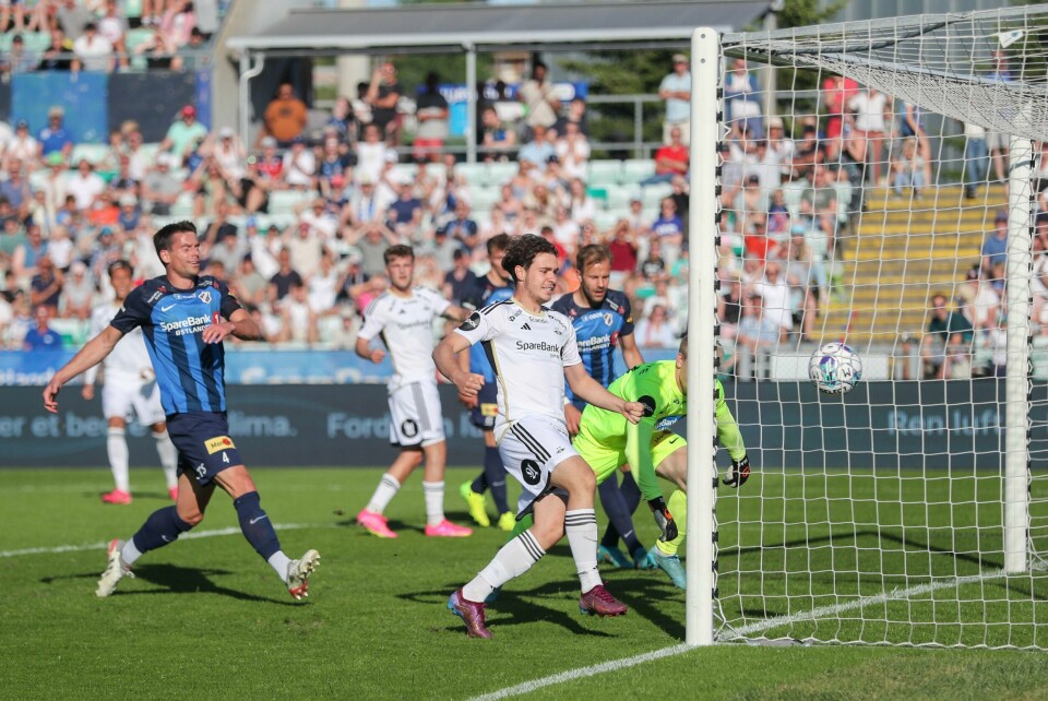 Carlo Holse (midten) har akkurat headet inn 2-2 for Rosenborg mot Stabæk. Carlo Holse (midten) har akkurat headet inn 2-2 for Rosenborg mot Stabæk. Foto: Trond R. Teigen / NTB