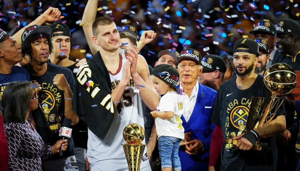 Nikola Jokic (midten) og Denver Nuggets gjorde kort prosess med Miami Heat i NBA-finalen. Nikola Jokic (midten) og Denver Nuggets gjorde kort prosess med Miami Heat i NBA-finalen. Foto: Jack Dempsey / AP / NTB