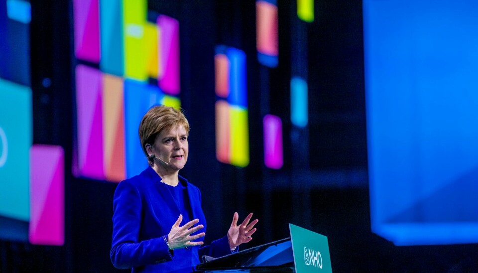 Den tidligere skotske førsteministeren Nicola Sturgeon ble søndag arrestert som en del av en etterforskning av økonomiske uregelmessigheter, ifølge politiet. Nicola Sturgeon – her fra et innlegg på NHOs årskonferanse i 2020 – er pågrepet i Skottland og avhøres i forbindelse med etterforskningen av partifinansieringen i Det skotske nasjonalistpartiet SNP. Arkivfoto: Stian Lysberg Solum / NTB