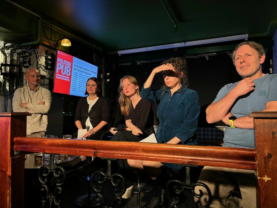 Det var høy temperatur da bolig var temaet på politisk pub onsdag kveld. Fra venstre debattleder Jo Moen Bredeveien fra Dagsavisen, konserndirektør Ingunn Andersen Randa fra OBOS og Agnes Viljugrein, vararepresentant til Stortinget for Ap og leder av bydelsutvalget i Bydel Gamle Oslo, Tobias Torrisen – leder av Beboeraksjonen Hasleveien/Sinsenveien og Päivi Maria Laakso – representant fra aktørene som holder til i bygget Hasleveien/Sinsenveien. Pub