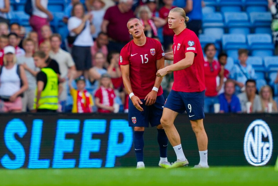 Leo Skiri Østigård og Erling Braut Haaland etter tapet for Skottland på Ullevaal stadion. Leo Skiri Østigård og Erling Braut Haaland etter tapet for Skottland på Ullevaal stadion.