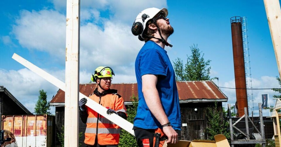 På Jessheim holder Odd Jørgen og Dennis på å bygge en vegg som skal brukes i forbindelse med eksamen. På Jessheim holder Odd Jørgen og Dennis på å bygge en vegg som skal brukes i forbindelse med eksamen.