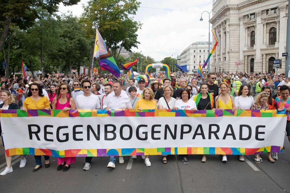 Pride-paraden i Wien har i årevis vært blant Europas største og mest populære. Søndag fortalte Østerriksk politi at de har avverget et terrorangrep mot årets parade. Pride-paraden i Wien har i årevis vært blant Europas største og mest populære. Søndag fortalte Østerriksk politi at de har avverget et terrorangrep mot årets parade.