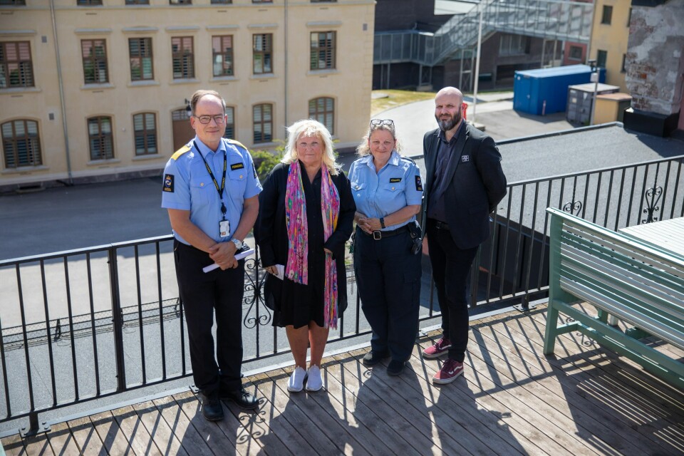 Både ansatte og fagforeninger roper varsko om forholdene i Oslo fengsel. Fra venstre: Fengselsleder Nils Leyell Finstad, Lizzie Ruud Thorkildsen, nestleder i YS, Anne Johansen, fengselsbetjent og tillitsvalgt i Oslo fengsel, og Tor-Erik Larsen, leder i Kriminalomsorgens Yrkesforbund i YS. Både ansatte og fagforbund roper varsko om forholdene i Oslo fengsel. Fra venstre: Fengselsleder Nils Leyell Finstad, Lizzie Ruud Thorkildsen, nestleder i YS, Anne Johansen, fengselsbetjent og tillitsvalgt i Oslo fengsel, og Tor-Erik Larsen, leder i Kriminalomsorgens Yrkesforbund i YS.