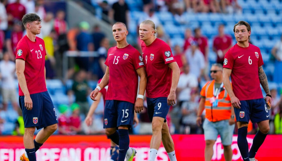 Jørgen Strand Larsen, Leo Skiri Østigård, Erling Braut Haaland og Patrick Berg etter tapet under EM-kvalifiseringskampen i fotball mellom Norge og Skottland på Ullevaal stadion. Jørgen Strand Larsen, Leo Skiri Østigård, Erling Braut Haaland og Patrick Berg depper etter at seieren og alle poengene glapp i 1-2-tapet for Skottland. Foto: Fredrik Varfjell / NTB