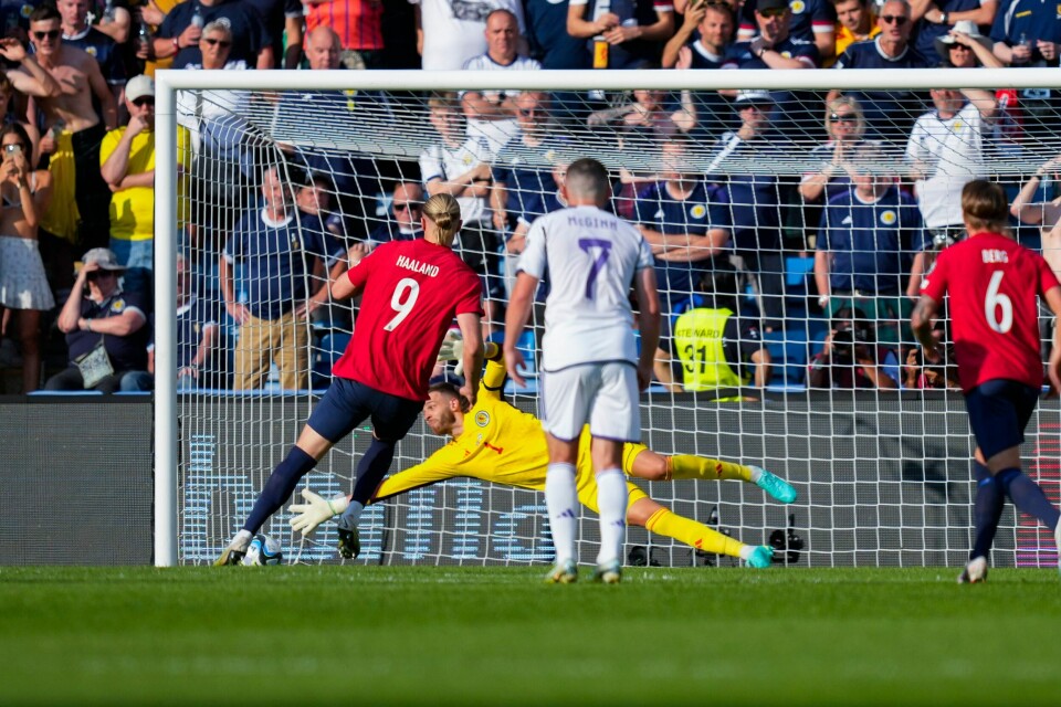 Oslo 20230617. Scoring på straffe av Erling Braut Haaland under EM-kvalifiseringskampen i fotball mellom Norge og Skottland på Ullevaal stadion.Foto: Fredrik Varfjell / NTB Erling Braut Haaland scorer på straffespark mot Skottland. Foto: Fredrik Varfjell / NTB