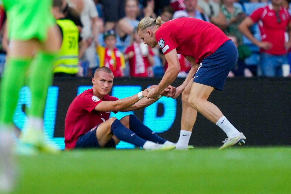 Leo Skiri Østigård trøstes av Erling Braut Haaland hetter en av tidenes nedturer på Ullevaal stadion. Leo Skiri Østigård opplevde marerittet etter at Erling Braut Haaland hadde sendt Norge i ledelsen på Ullevaal.