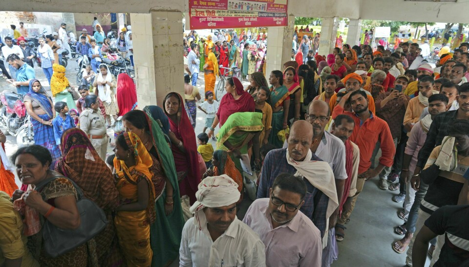 Her står mennesker i kø utenfor disktrikssykehuset Ballia, delstaten Uttar Pradesh, India, mandag 19. juni 2023. Flere mennesker har dødd grunnet hetebølge, og sykehusene er overveldet med pasienter. Mennesker står i kø utenfor sykehuset i Ballia, delstaten Uttar Pradesh, India, mandag 19. juni 2023.
