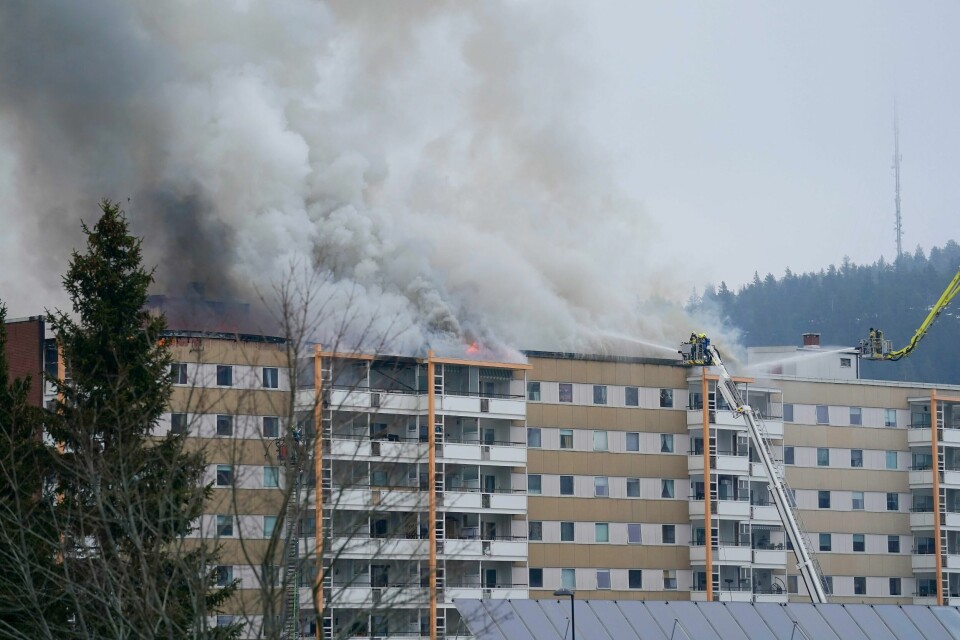 I mars i fjor brant det i høyblokka på Fjell i Drammen. Nå er saken henlagt av Riksadvokaten. Mye røyk i forbindelse med brannen i Drammen. Foto: Terje Bendiksby / NTB