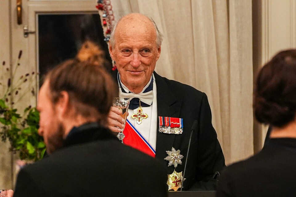 Kong Harald var i godt humør da han tok imot stortingsrepresentantene og regjeringen til middag på slottet torsdag. Kong Harald var i godt humør da han tok imot stortingsrepresentantene og regjeringen til middag på slottet torsdag. Foto: Lise Åserud / NTB / POOL