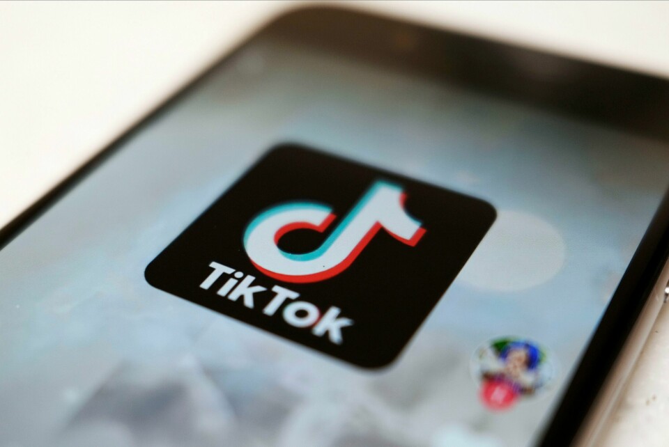 Rettssystemet har blitt utfordret, og domstolene har blitt karakterisert som maktesløse i møte med TikTok-generasjonen, skriver innleggsforfatteren. Den norske kirke anbefaler sine ansatte å bruke egne telefoner til Tiktok dersom de bruker appen til å ha kontakt med medlemmer og andre ansatte: Foto: Kiichiro Sato / AP / NTB