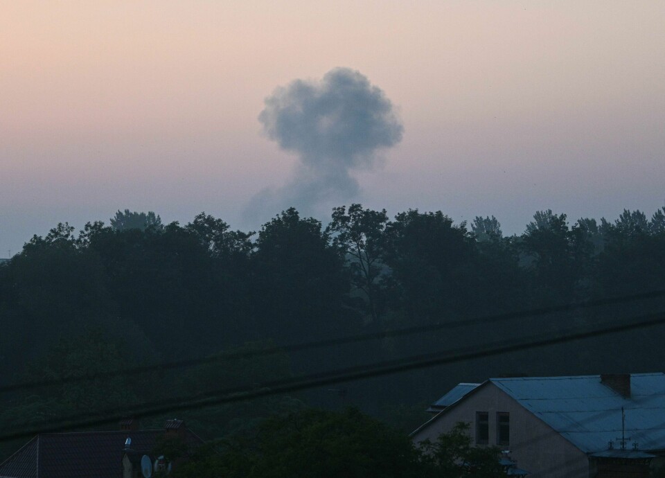 En røyksky kan sees over Lviv etter et droneangrep mot byen vest i Ukraina natt til tirsdag 20. juni. This picture shows a cloud of smoke after a night drone strike in the western Ukrainian city of Lviv on June 20, 2023, amid Russia's military invasion on Ukraine. Russian forces launched a major drone assault on Kyiv overnight as well as attacking other regions, Ukrainian officials said early on June 20, but there were no immediate reports of casualties. (Photo by YURIY DYACHYSHYN / AFP)