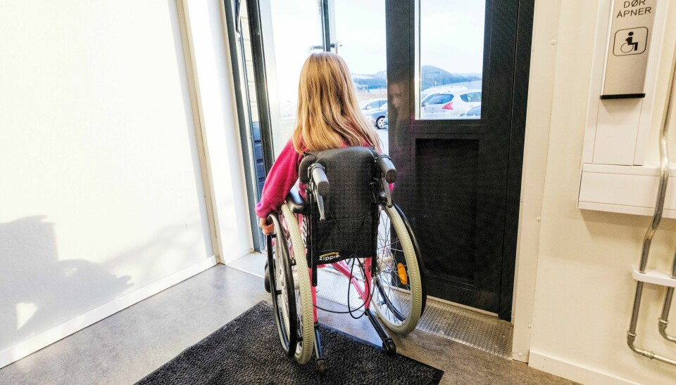 Sjansen er stor for å havne utenfor det sosiale miljøet. For å møte lærere med fordommer mot funksjonsnedsettelsen, eller å ikke få tilpasset undervisningen tilstrekkelig, skriver Lilly Ann Elvestad i FFO. Barn i rullestol som åpner en dør.