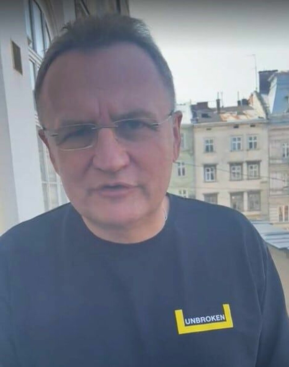 Ordfører Andriy Sadoviy i den ukrainske byen Lviv, helt vest i landet, forteller Dagsavisens reporter om hvordan droneangrep skader byen og at de er raske med å reparere skadene. Ordfører Andriy Sadoviy i den ukrainske byen Lviv, helt vest i landet, forteller Dagsavisens reporter om hvordan droneangrep skader byen og at de er raske med å reparere skadene.