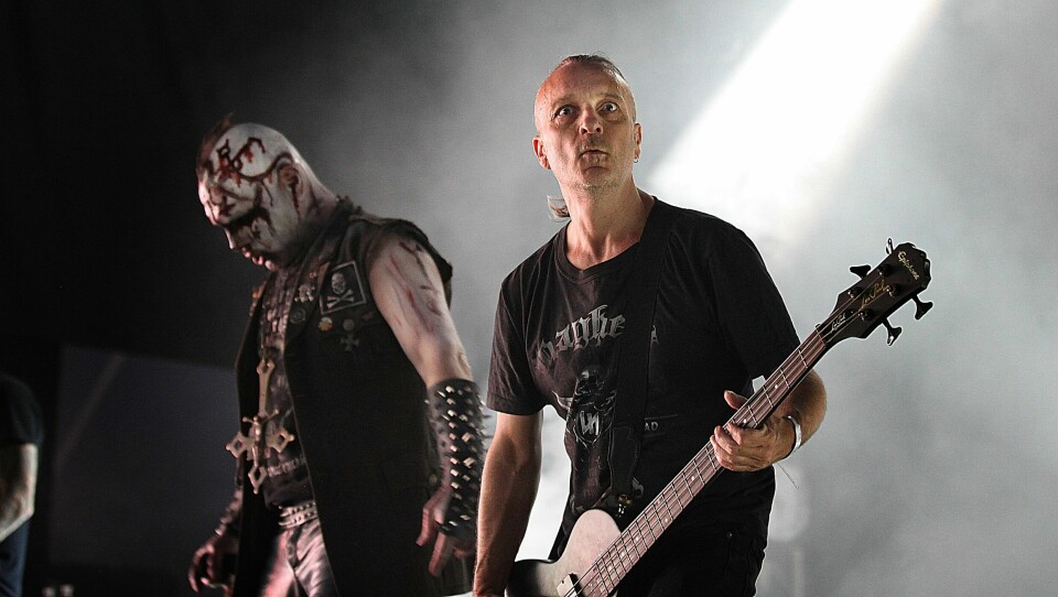 Mayhem med vokalist Attila Csihar og originalmedlem Necrobutcher (Jørn Stubberud) på bass. Her på på Tons of Rock i 2019, Mayhem med originalmedlemmet Jørn Stubberud, på Tons of Rock i 2019,