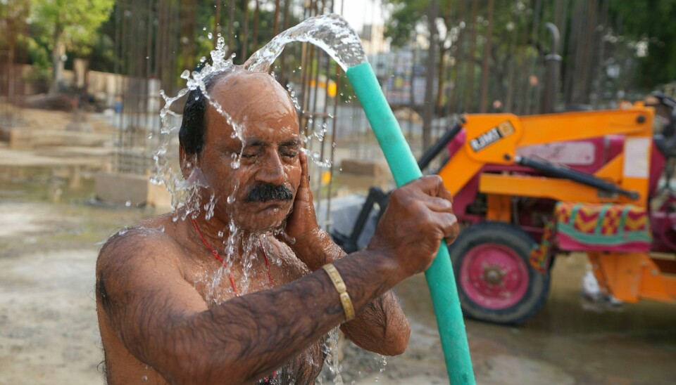Det kan bli opp mot 45 grader de neste dagene, mens hetebølgen herjer i India. En Indisk arbeider kjøler seg ned i jobb pausen.
