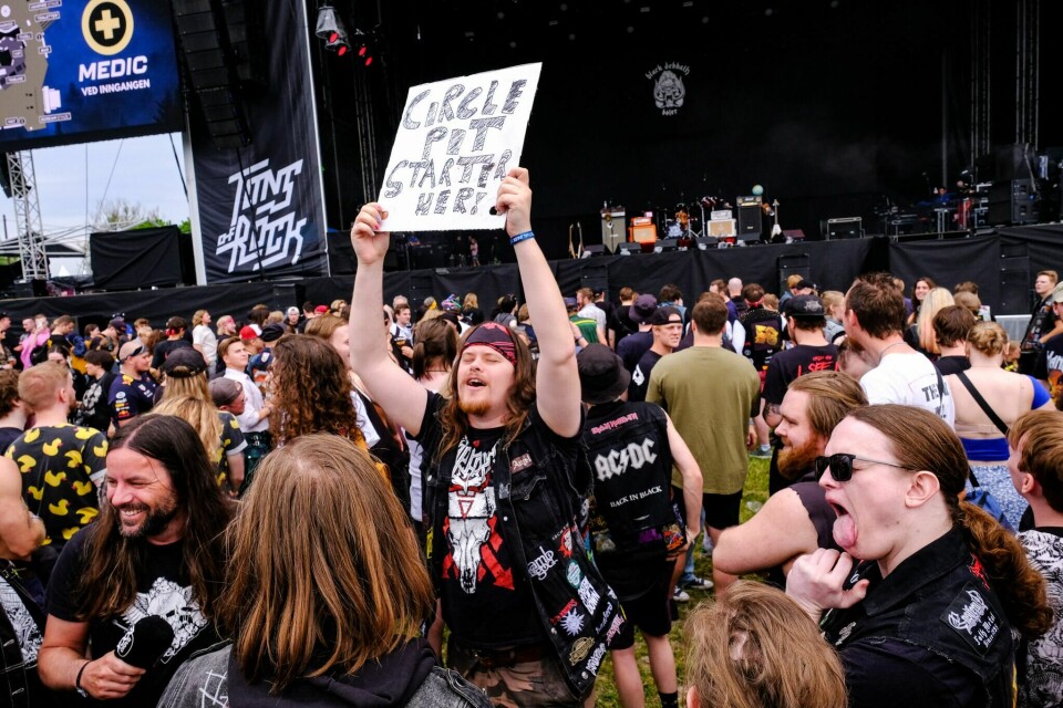 En stor folkemengde venter på Jonas Gahr Støre på Tons of Rock, og her markerer de hvor de skal starte runddansen til statsministerens ære. Tons of Rock