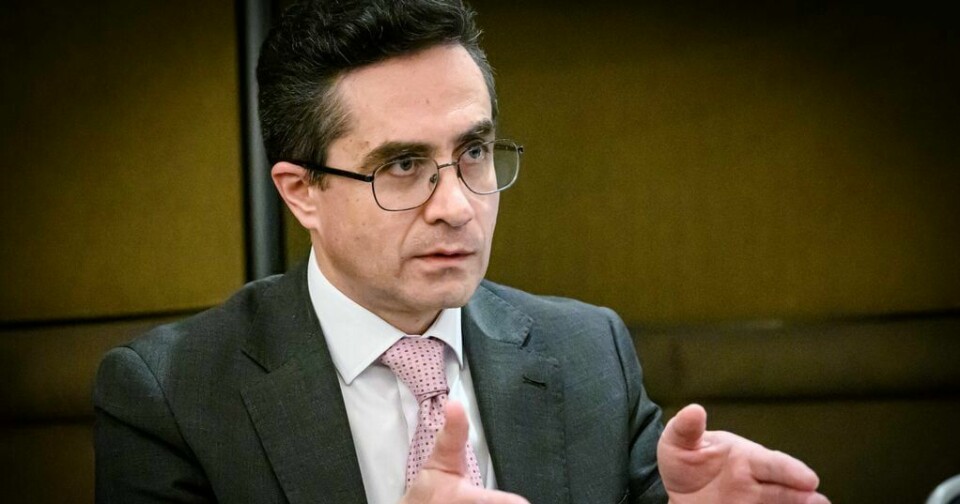 Ambassadør Dmitry Mironchik mener uavhengige fagforeninger spiller en viktig rolle i Belarus, men forsvarer fengslingen av fagforeningstoppene. Ambassadør Dmitry Mironchik mener uavhengige fagforeninger spiller en viktig rolle i Belarus, men forsvarer fengslingen av fagforeningstoppene.