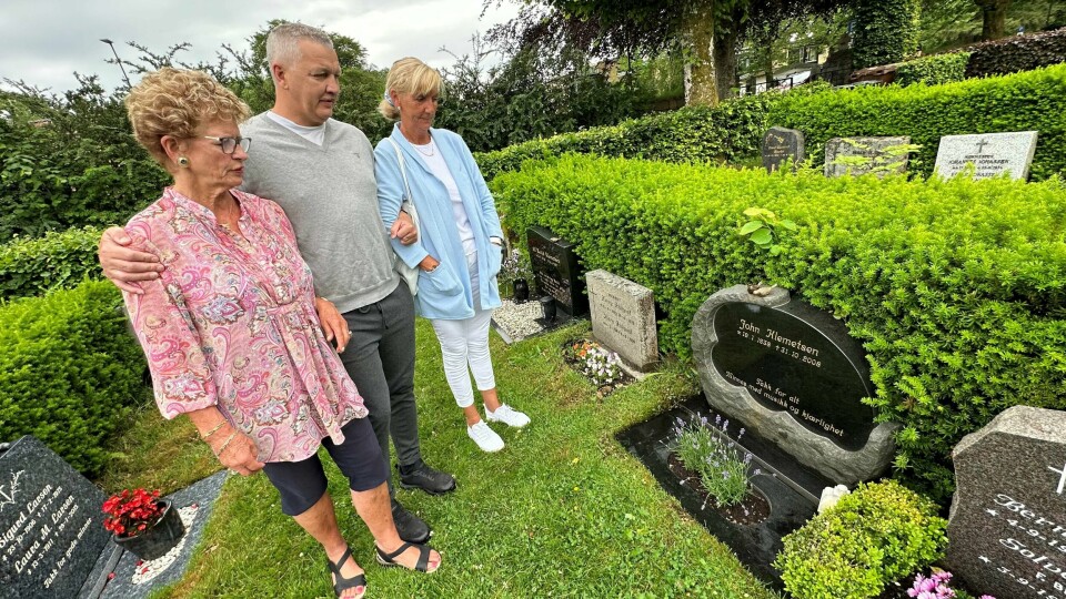 Ole Klemetsen synes det er forferdelig at det er folk som stjeler blomster og pyntegjenstander fra graven til faren, John Klemetsen. Her sammen med sin mor, Wenche Klemetsen og søskenbarnet Torill L. Bjerke. Ole Klemetsen synes det er forferdelig at det er folk som stjeler blomster og pyntegjenstander fra graven til faren, John Klemetsen. Her sammen med sin mor, Wenche Klemetsen og søskenbarnet Torill L. Bjerke.