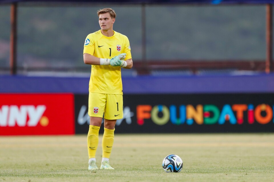 Norges keeper Mads Hedenstad under gruppespillkampen mot Sveits torsdag. Norges keeper Mads Hedenstad Christiansen mot Sveits i U21-EM. Foto: Nikola Krstic / NTB