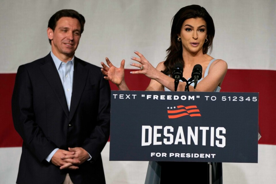 Republikansk presidentkandidat Ron DeSantis lytter mens kona Casey snakker under et valgkampmøte 30. mai i Iowa. Casey DeSantis har en uvanlig sentral rolle som ektefelle til en presidentkandidat. Republikansk presidentkandidat Ron DeSantis lytter mens kona Casey snakker under et valgkampmøte 30. mai i Iowa. Casey DeSantis har en uvanlig sentral rolle som ektefelle til en presidentkandidat.