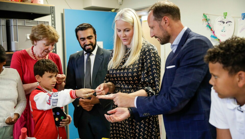 Kronprinsparet og byråd for arbeid, integrering og sosiale tjenester Usman Myshtaq under en omvisning på Hammersborg fritidsklubb, som fyller 70 år. Selv om det har gått hele 70 år siden den første fritidsklubben åpnet i Norge, er det fortsatt en lang vei å gå, mener Ahmet Titrek.