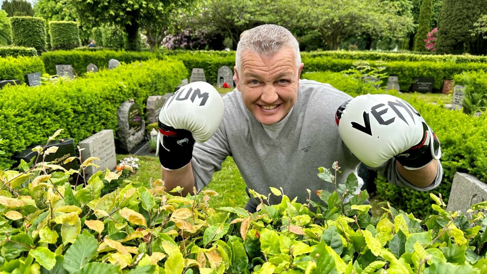 Ole Klemetsen synes det er skammelig at folk stjeler og driver hærverk på graven til pappa Big John Klemetsen. Han mener likevel at man må ha glimt i øyet, og spøker med at han gjerne tar på seg noen nattevakter - med boksehanskene på - for å så en stopp på gravtyveriene på Eiganes gravlund. Ole Klemetsen synes det er skammelig at folk stjeler og driver hærverk på graven til pappa Big John Klemetsen. Han mener likevel at man må ha glimt i øyet, og spøker med at han gjerne tar på seg noen nattevakter - med boksehanskene på - for å så en stopp på gravtyveriene på Eiganes gravlund.