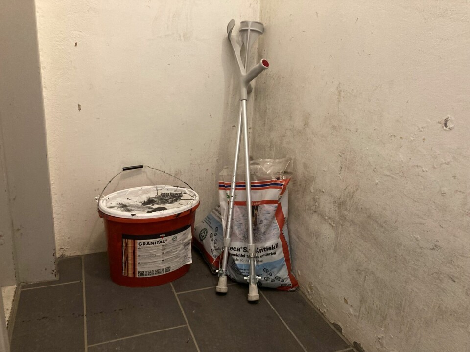 Noen krykker blir gjenglemt på ulike steder, men det kan ikke forklare det store antallet som ikke blir levert tilbake. Noen krykker blir gjenglemt på ulike steder, men det kan ikke forklare det store antallet som ikke blir levert tilbake.