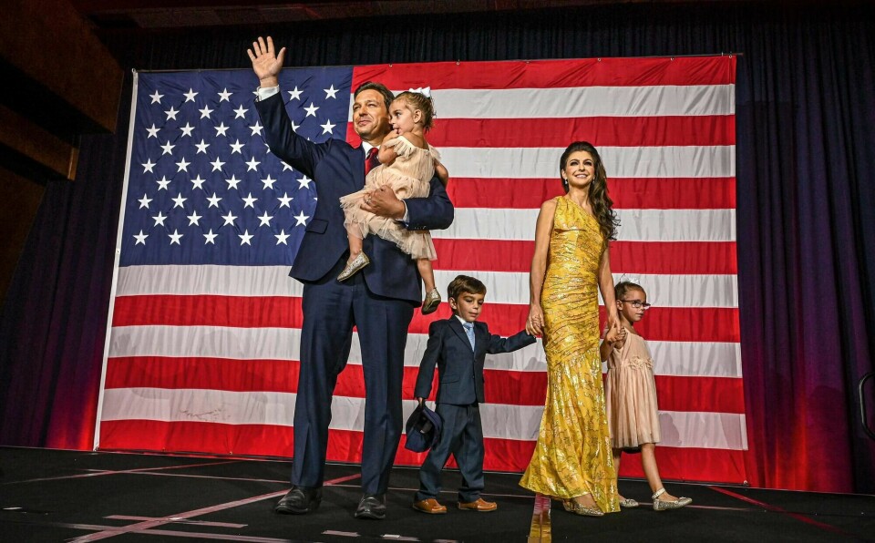 Ron DeSantis med familie på scenen valgnatten i november: Kona Casey DeSantis og barna Madison, Mason og Mamie. Ron DeSantis med familie på scenen valgnatten i november: Kona Casey DeSantis og barna Madison, Mason og Mamie.