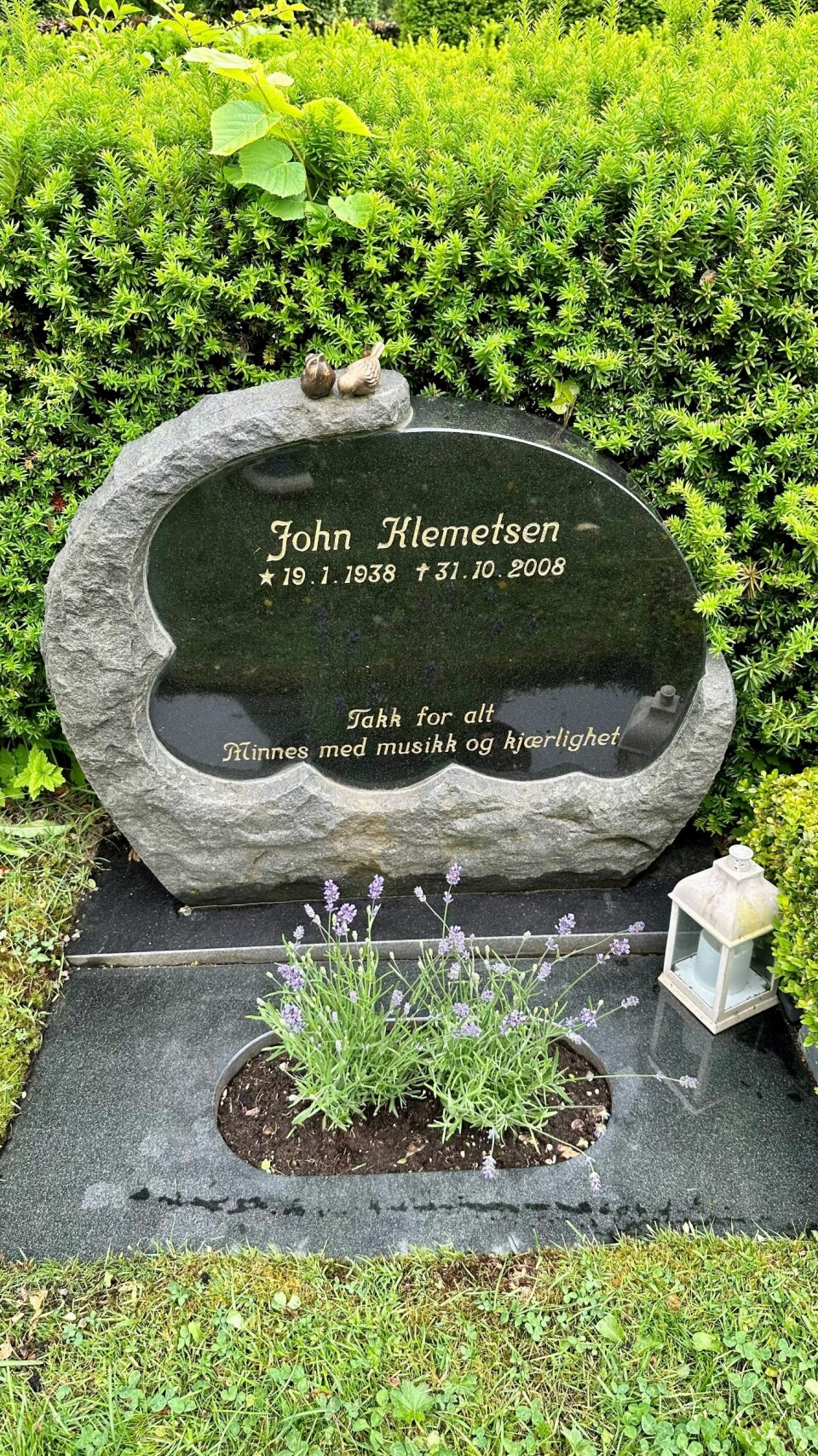 Graven til John Klemetsen har fått frastjålet blomster flere ganger. Sønnen, Ole Klemetsen, og resten av familien har fått nok. Graven til John Klemetsen har fått frastjålet blomster flere ganger. Sønnen, Ole Klemetsen, og resten av familien har fått nok.