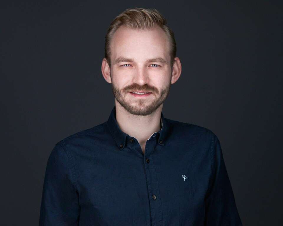 Adrian Tollefsen Hvit mann med blå skjorte smiler mot kamera