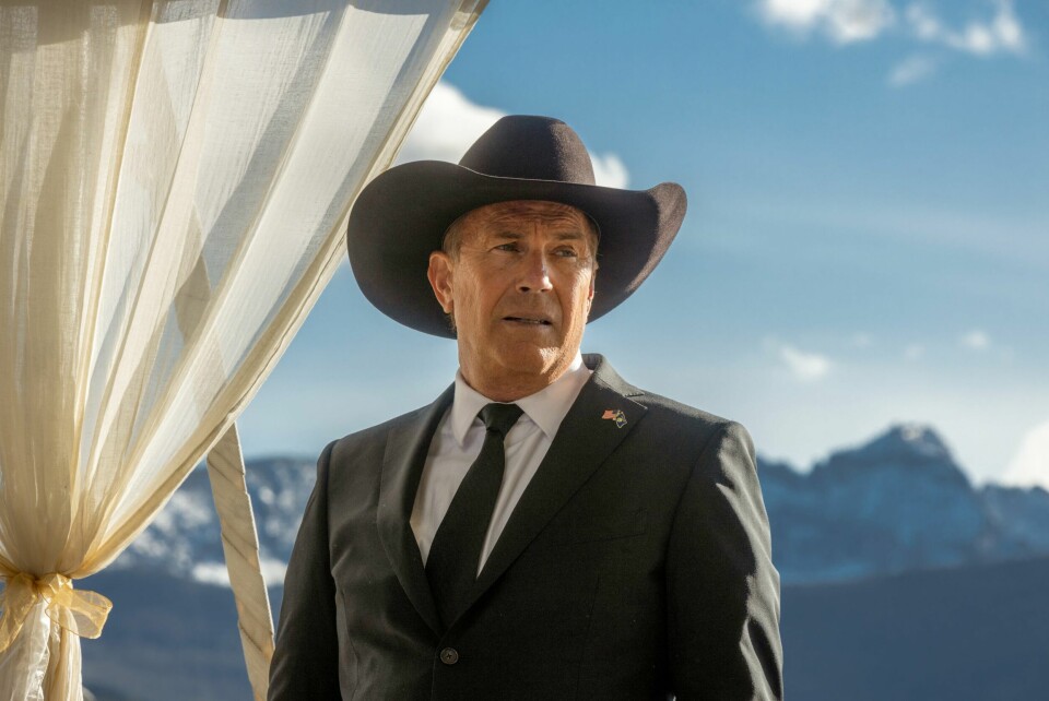 Kevin Costner har gjort et skikkelig comeback via neo-westerndramaet «Yellowstone», men etter fem sesonger skal han ha sagt at nok er nok John Dutton. Nå er han i gang med å lage en serie av westernfilmer. Kevin Costner har hovedrollen i «Yellowstone», som høster fine seertall for sesongpremieren, som i Norge ble tilgjengelig sammen med episode 2 mandag. Foto: SkyShowtime