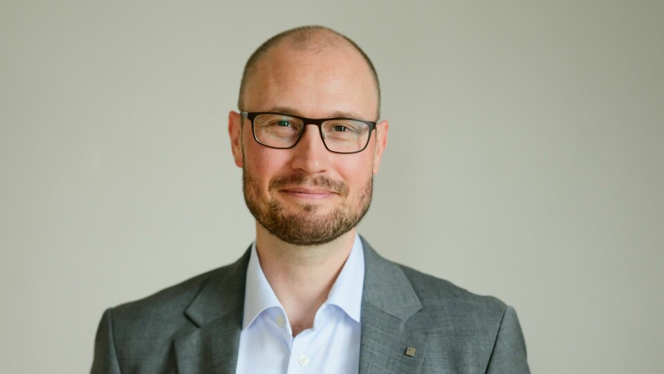 Håkon Kongsrud Skard Hvit mann med briller, smiler til kamera