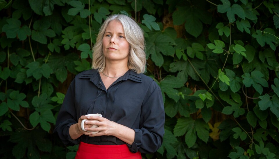 I en tid hvor velgerne ser ut til å bry seg mer om krona enn klima, er det kanskje like greit med en leder som stiller på pressekonferanse i rødt, ikke grønt, skjørt, skriver vår kommentator. I en tid hvor velgerne ser ut til å bry seg mer om krona enn klima, er det kanskje like greit med en leder som stiller på pressekonferanse i rødt, ikke grønt, skjørt, skriver vår kommentator.