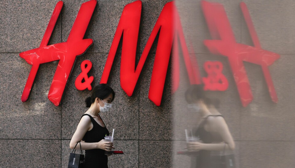 Aftonbladet har avslørt at klær som H&M har sagt skal bli til nye og resirkulerte klær, i stedet ble kastet på søppeldynger etter å ha reist verden rundt. Dette er trist og utnytter forbrukernes tillitt, mener markedssjef i Tise Sigrun Stenseth.
