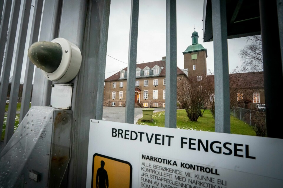 Sivilombudet kom 20 juni med en knusende rapport fra Bredtveit kvinnefengsel om elendige forhold og kunnskapsløs medisinhåndtering. Forskerne fra Universitetet i Oslo mener at vi er vitne til en psykisk helsekrise i norske kvinnefengsler, og at alarmen har gått i mange år. Eksteriør av Bredtveit kvinnefengsel.