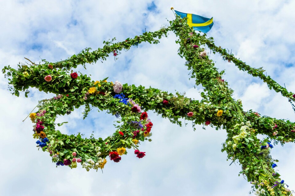 Den norsk-svenske samtalen pleier jo å flyte så greit – helt til en av oss plutselig sier et ord som den andre ikke skjønner bæra av, skriver Hanne Mauno. SVENSK SOMMER: Maistangen, dekorert med løv og blomster, settes opp under svenskenes midtsommer og blir gjerne stående lenge etter at løvet har visnet. Foto: Shutterstock / NTB