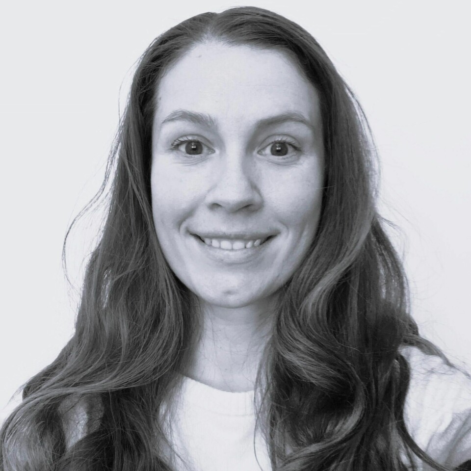 Marianne Riksheim Stavseth Kvinne, smiler med tennene, svart hvitt bilde
