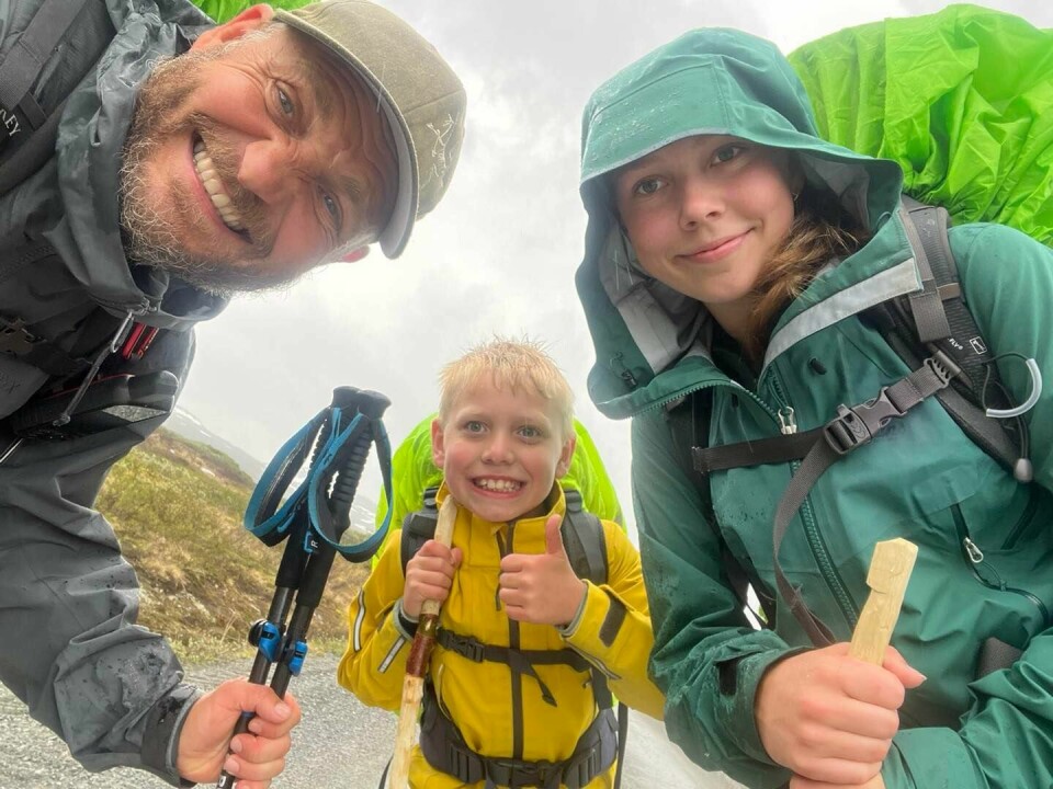 Per Kristian Skaarberg går Norge på langs for å skape positiv oppmerksomhet rundt mennesker med Downs syndrom, som yngstedatteren Vår (5). Han er storfornøyd med å ha fått selskap av sønnen Varg (10) og datteren Vilje (16) på en liten del av turen. Per Kristian Skaarberg går Norge på langs for å skape positiv oppmerksomhet rundt mennesker med Downs syndrom, som yngstedatteren Vår (5). Han er storfornøyd med å ha fått selskap av sønnen Varg (10) og datteren Vilje (16) på en liten del av turen.