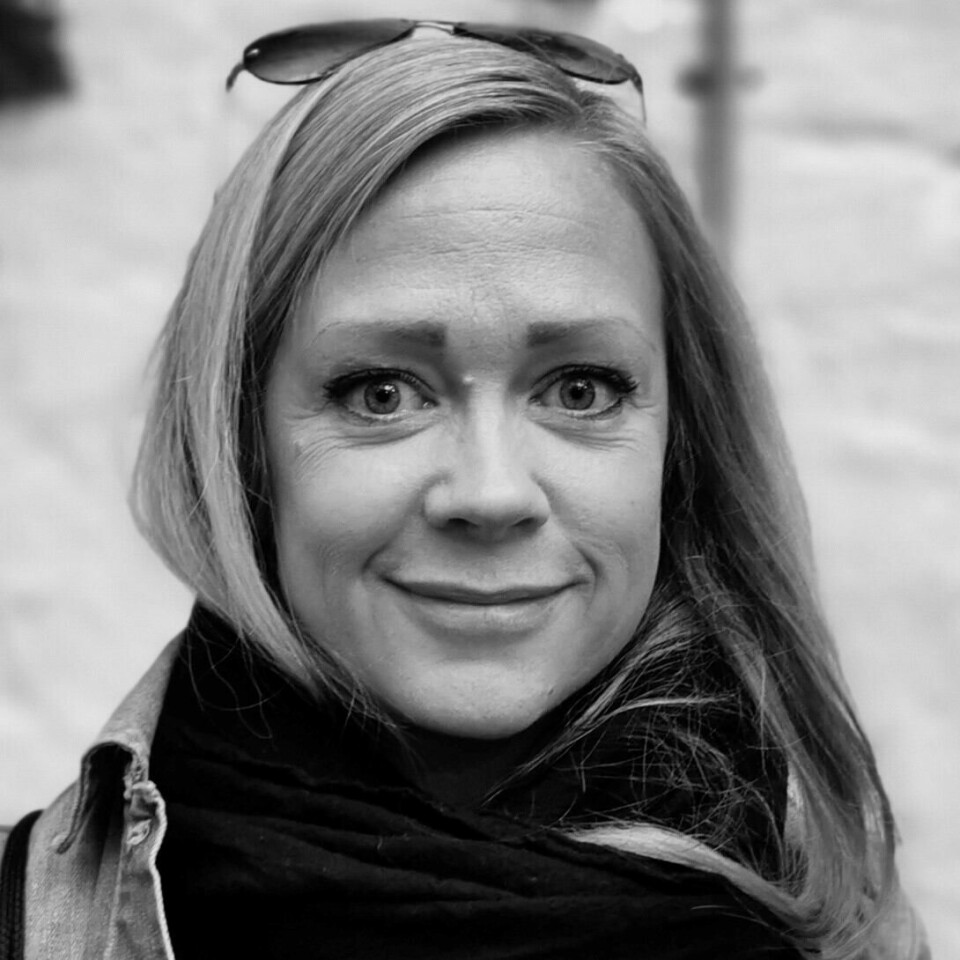 Anne Bukten Kvinne smiler, bildet i svart hvitt