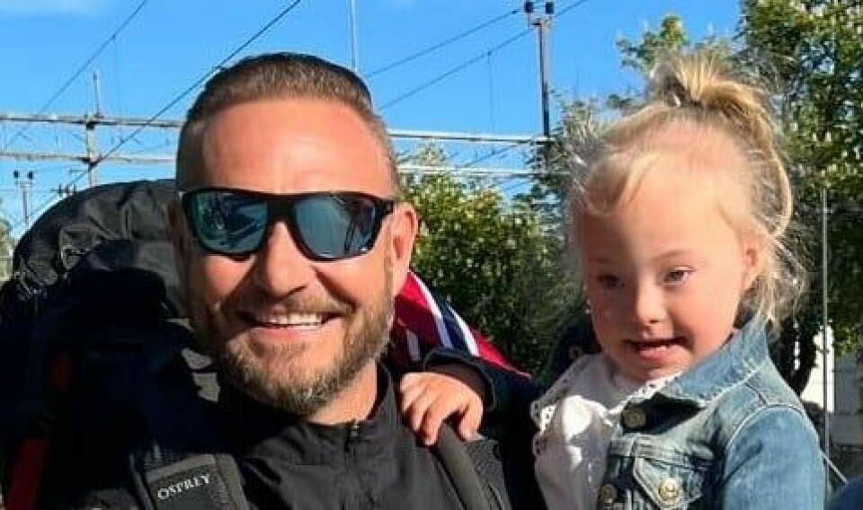 Per Kristian Skaarberg og datteren Vår (5) tok farvel på togstasjonen i Fredrikstad i mai før pappa skulle ut på sitt livs tur. Per Kristian Skaarberg og datteren Vår (5) tok farvel på togstasjonen i Fredrikstad i mai før pappa skulle ut på sitt livs tur.