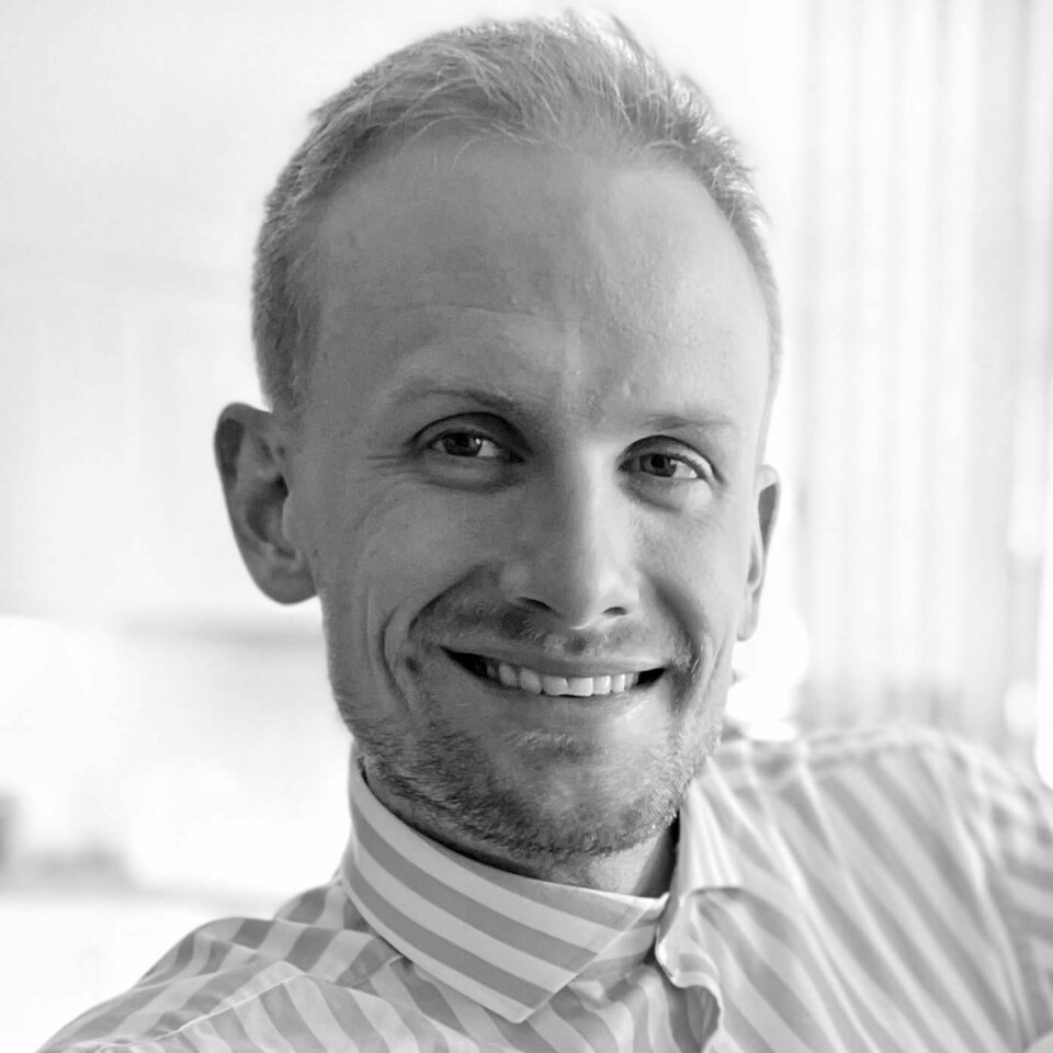 Vegard Svendsen Hvit mann smiler til kamera med munnen åpen, svart hvitt bilde