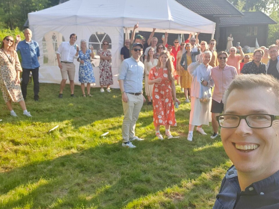 Dagsavisens sjefredaktør Eirik Hoff Lysholm (t.h) etter å ha holdt tale på Arbeiderpartiets sommerfest 2023 Dagsavisens sjefredaktør Eirik Hoff Lysholm på Arbeiderpartiets sommerfest 2023