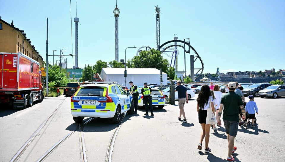 Den svenske havarikommisjonen kommer med krass kritikk av Gröna Lund for ulykken i fjor som kostet en kvinne livet. Én person omkom og flere ble skadd da en berg-og-dalbane på fornøyelsesparken Gröna Lund i Stockholm sporet av søndag. Foto: Claudio Bresciani/TT / NTB